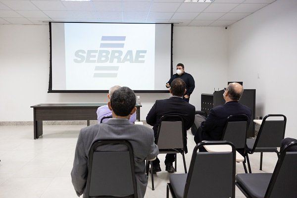 Jos&eacute; Luiz Speggiorin exp&ocirc;s os resultados do desenvolvimento da Clidonto &agrave; comitiva do Sebrae