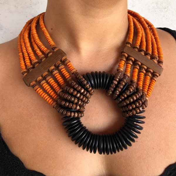 Colar de sementes produzido por Lena Dantas Bioj&oacute;ias.
